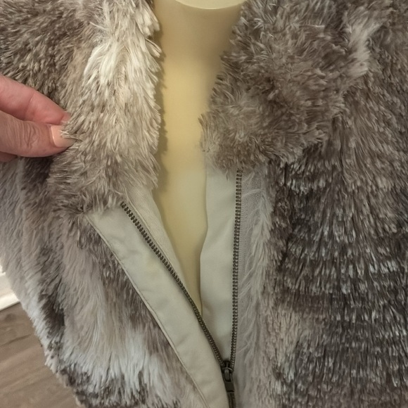 Cabi Aspen Faux Fur Vest Cabincore Size S - Picture 4 of 7